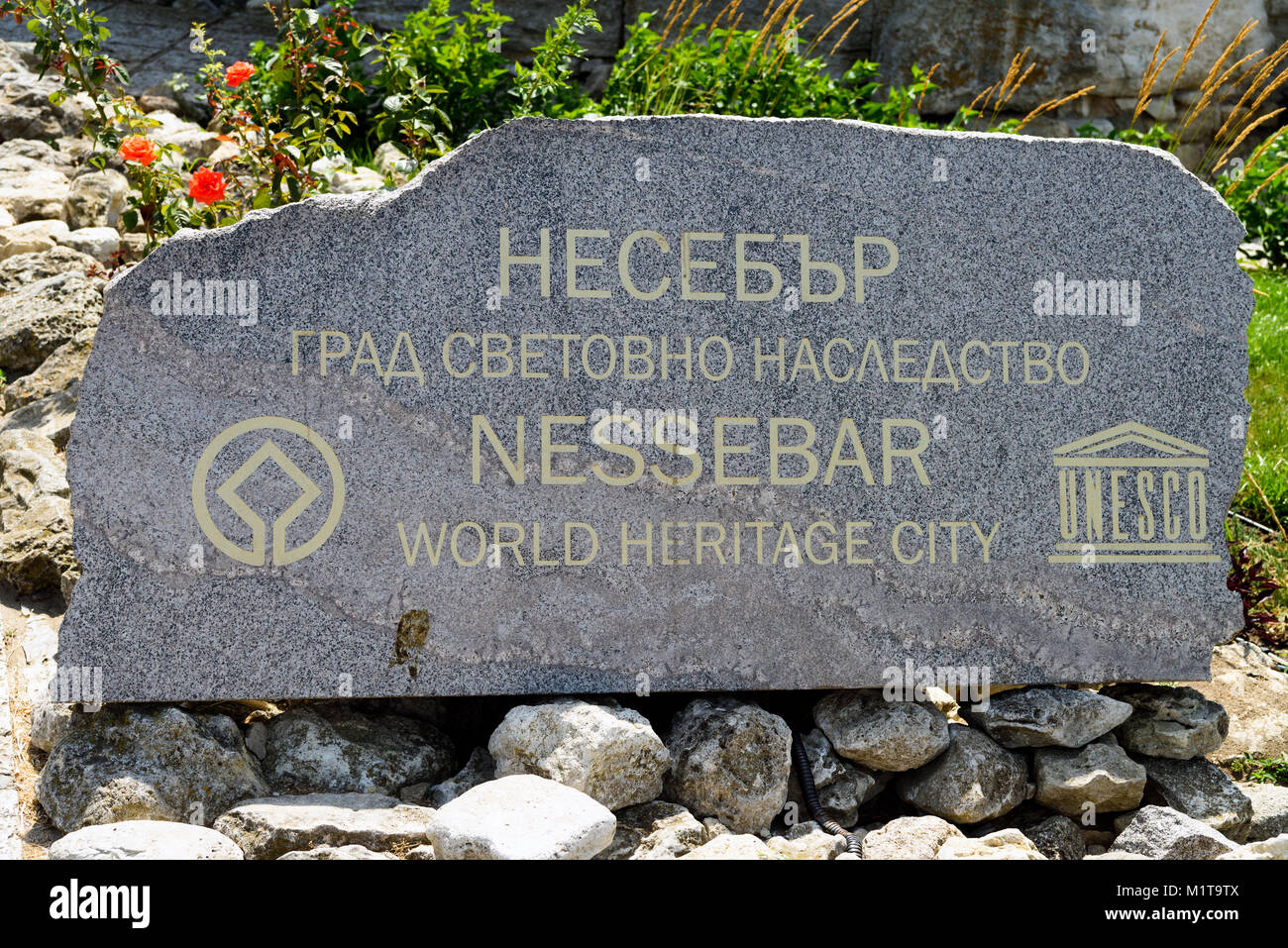 Nesebar, Bulgaria - Julio 07, 2017: placa de piedras con grabados "Nessebar - Ciudad del patrimonio mundial de la UNESCO' Foto de stock