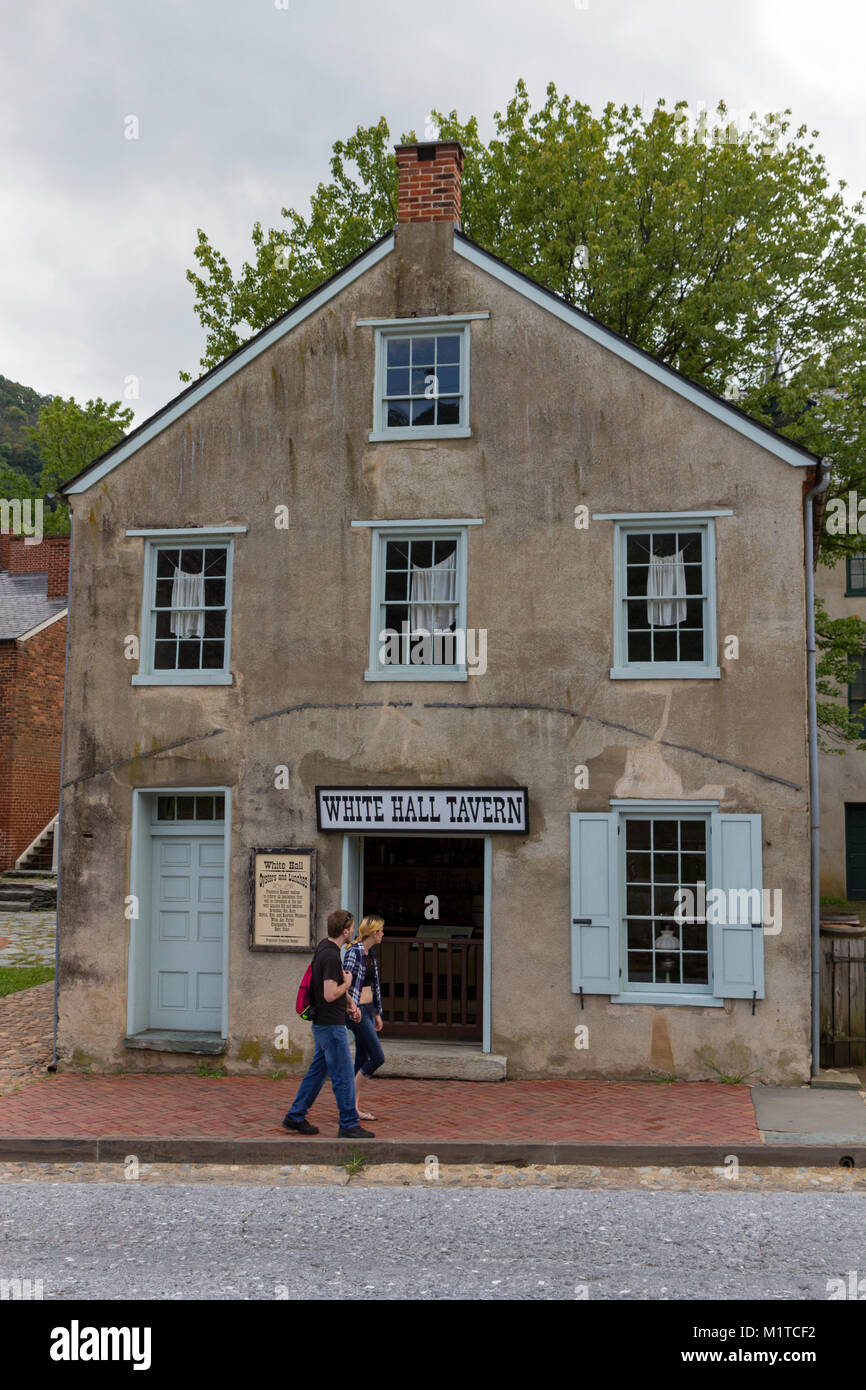 Hay turistas que caminan más allá del White Hall Tavern, en Harper's Ferry National Historic Park, Condado de Jefferson, Virginia Occidental, Estados Unidos. Foto de stock