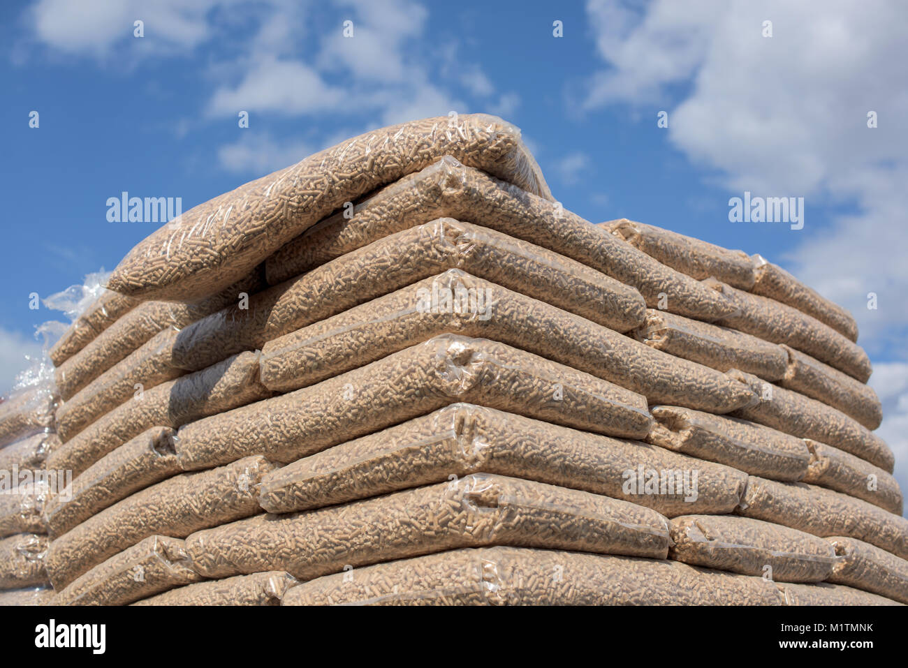 Montón de bolsas con biomasa de pellets de madera Foto de stock