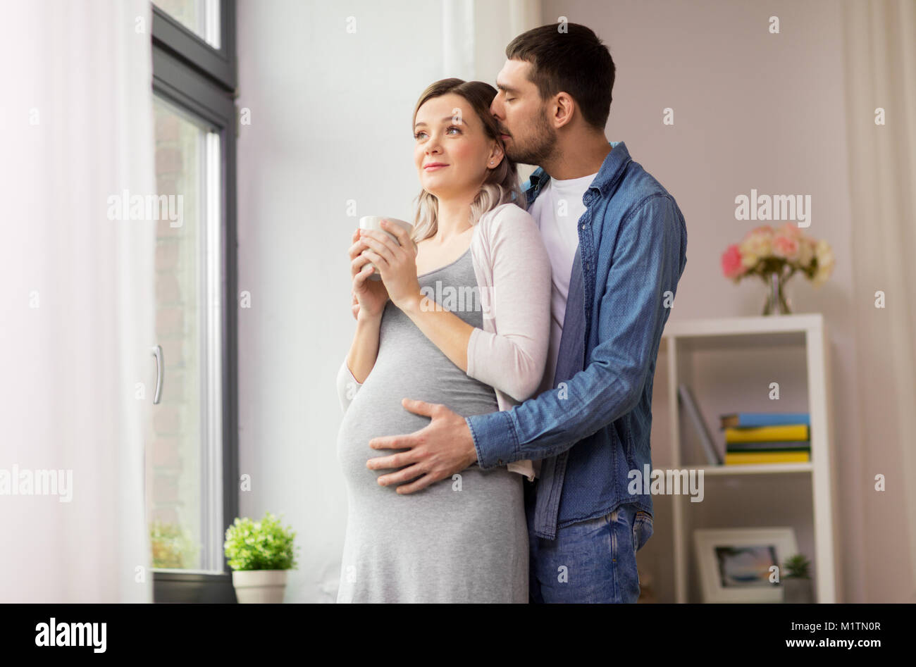 Видео жена забеременела. Мужчина обнимает беременную. Муж обнимает беременную жену. Муж обнимает беременную жену фото.