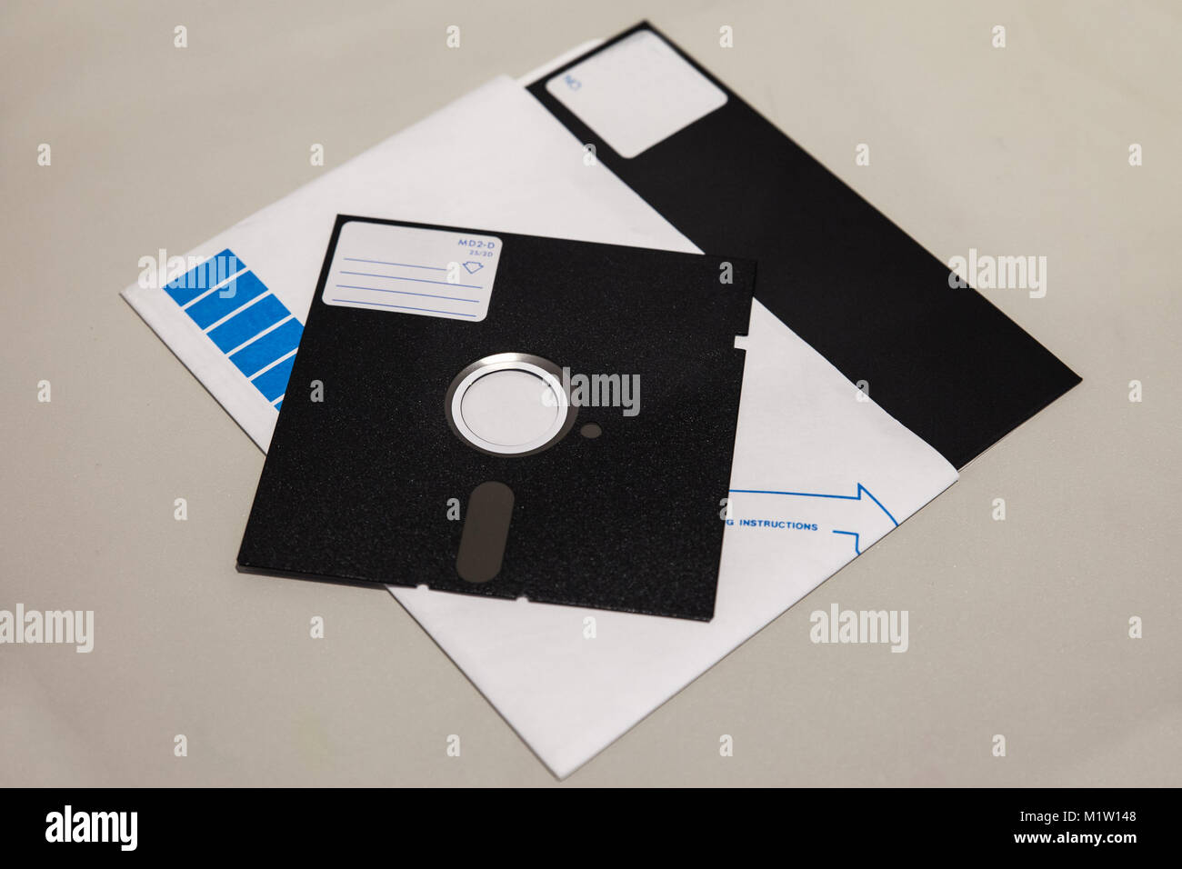 Casco de 5,25 y 8 pulgadas disquetes con etiqueta aislado sobre fondo claro  Fotografía de stock - Alamy