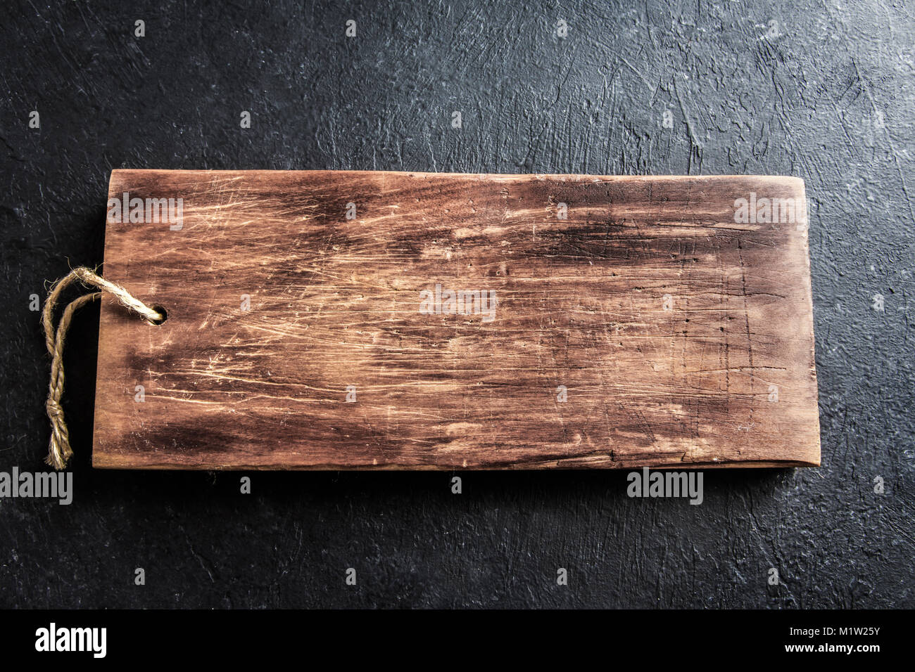 Tabla de cortar de madera rústica de piedra negra de fondo rústico cerca -  copia vacía espacio para texto, elemento de diseño Fotografía de stock -  Alamy