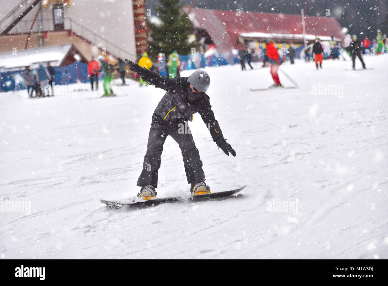 Joven en Downhill Snowboard con gente en el fondo Fotografía de stock -  Alamy