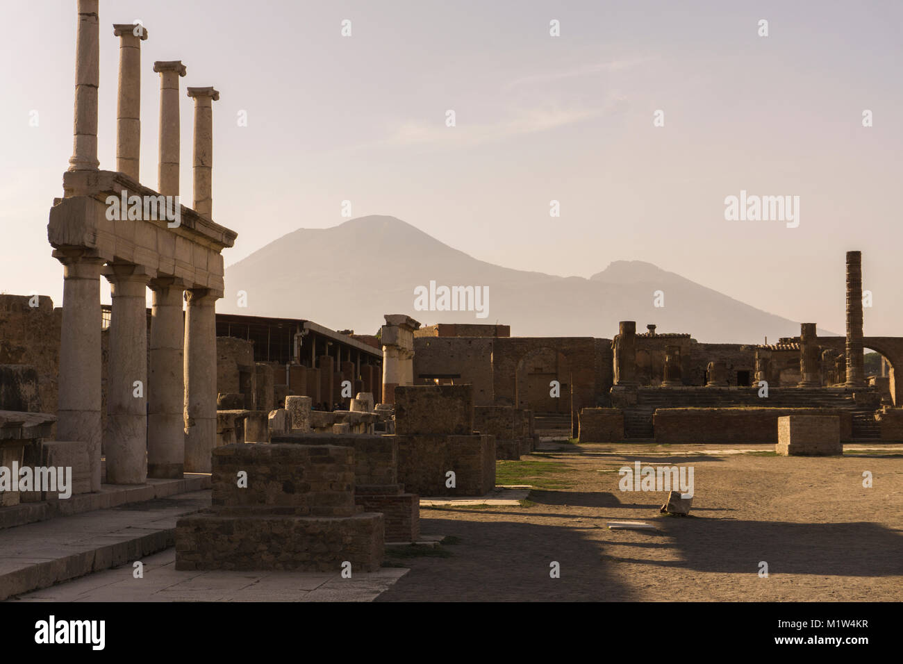 Sunset del Monte Vesubio y las ruinas de Pompeya Foto de stock