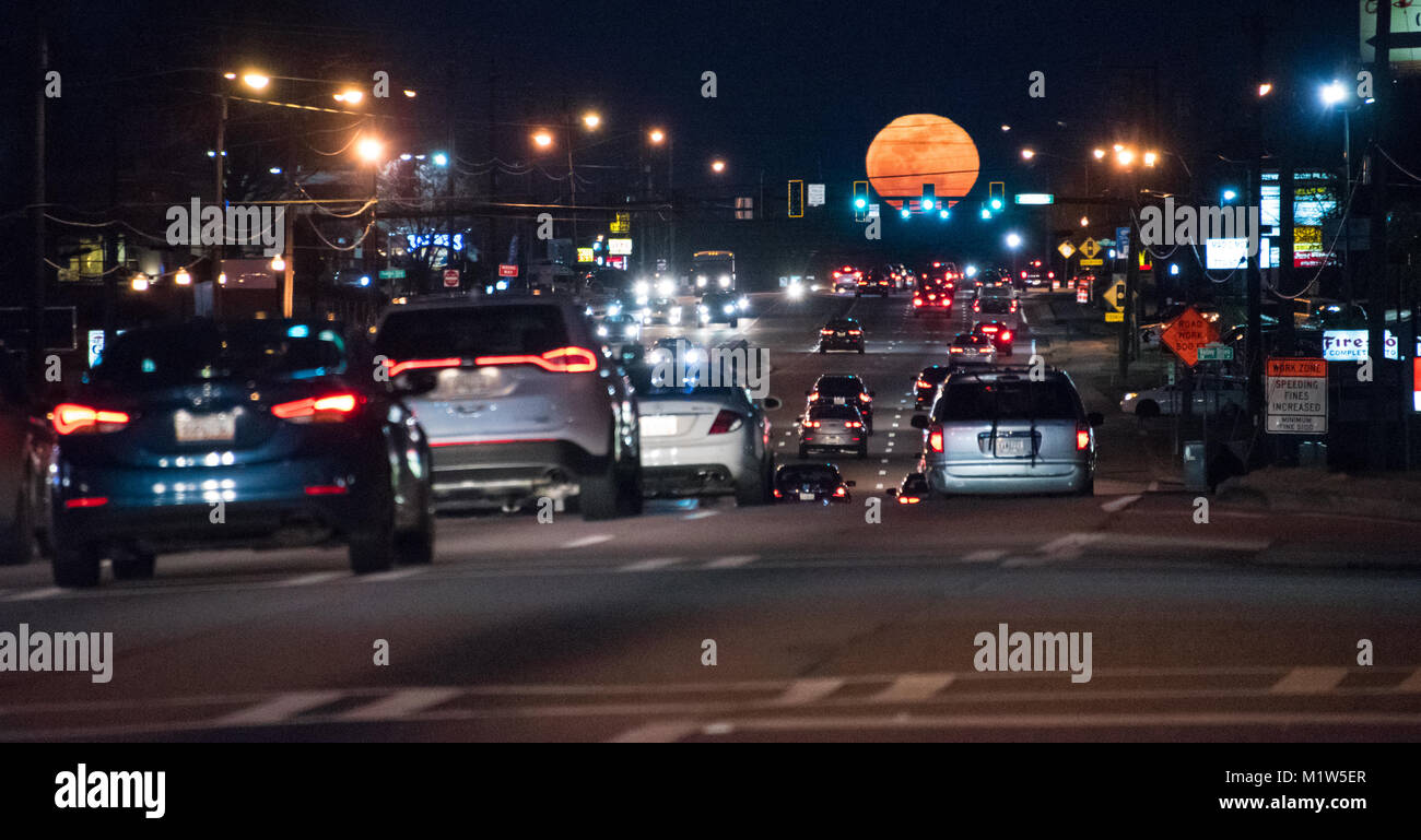 Los viajeros de Metro Atlanta en la hora pico de tráfico como la luna llena se eleva por encima de la autopista US 78 en Snellville, Georgia. (Ee.Uu.) Foto de stock