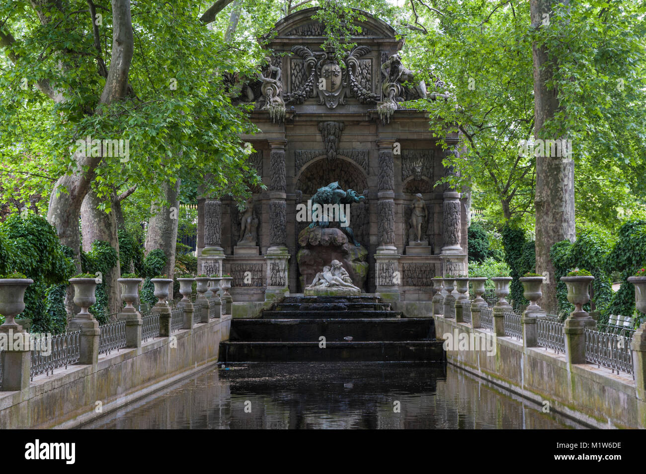 Fontaine de Medicis, fuente de los Médicis, en el jardín de Luxemburgo en París, Francia Foto de stock