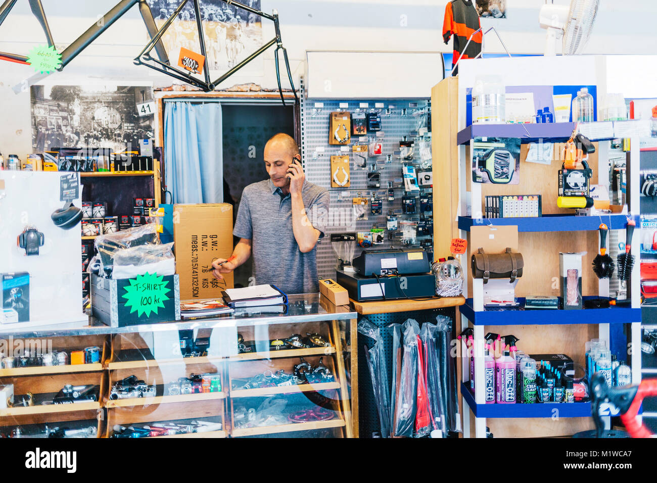 Propietarios de Negocios Pequeños de la tienda de bicicletas Foto de stock