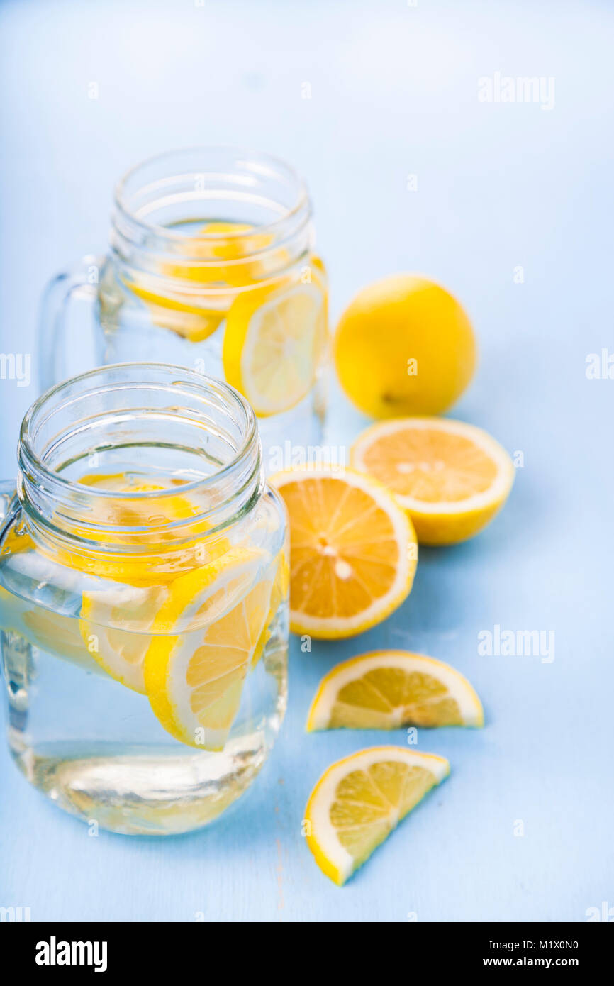 Refrescante agua fría o hielo con limón listo para beber. Concepto de dieta. Dieta para la pérdida de peso. Foto de stock