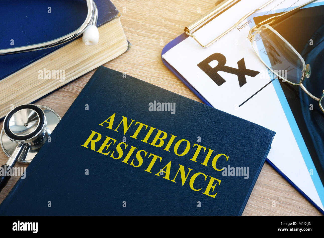 Libro con el título La resistencia a los antibióticos en un hospital. Foto de stock