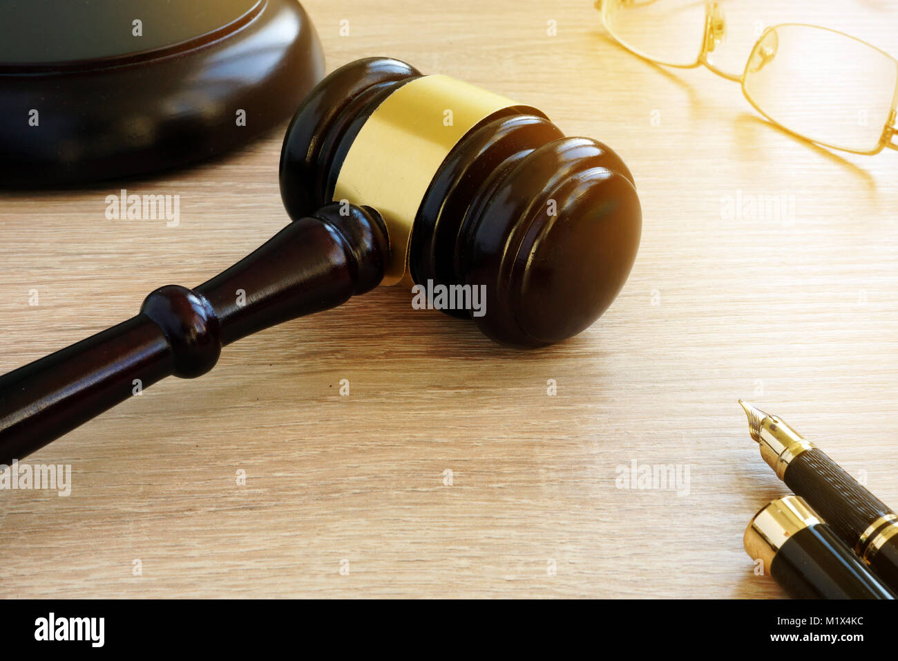 Concepto de la justicia y el derecho. Martillo y la pluma en un tribunal. Foto de stock