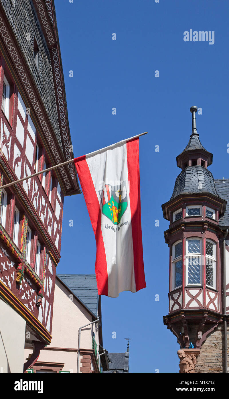 Casas de entramados con bandera de aldea, Uerzig colgantes, río Mosela, Renania-Palatinado, Alemania, Europa Foto de stock