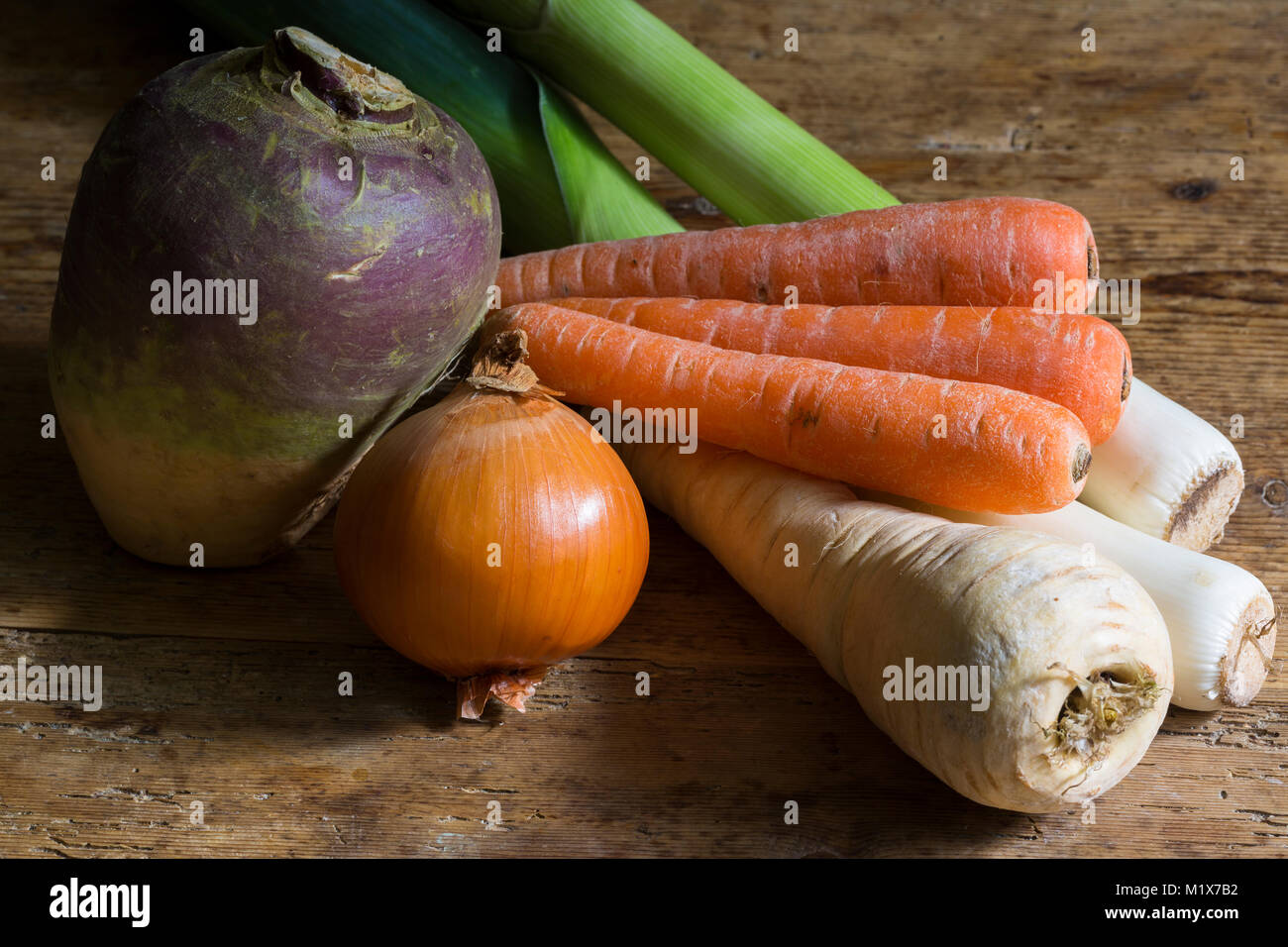 En invierno las verduras frescas del jardín / asignación de madera dispuestas sobre la mesa de la cocina para el guiso o cazuela Foto de stock