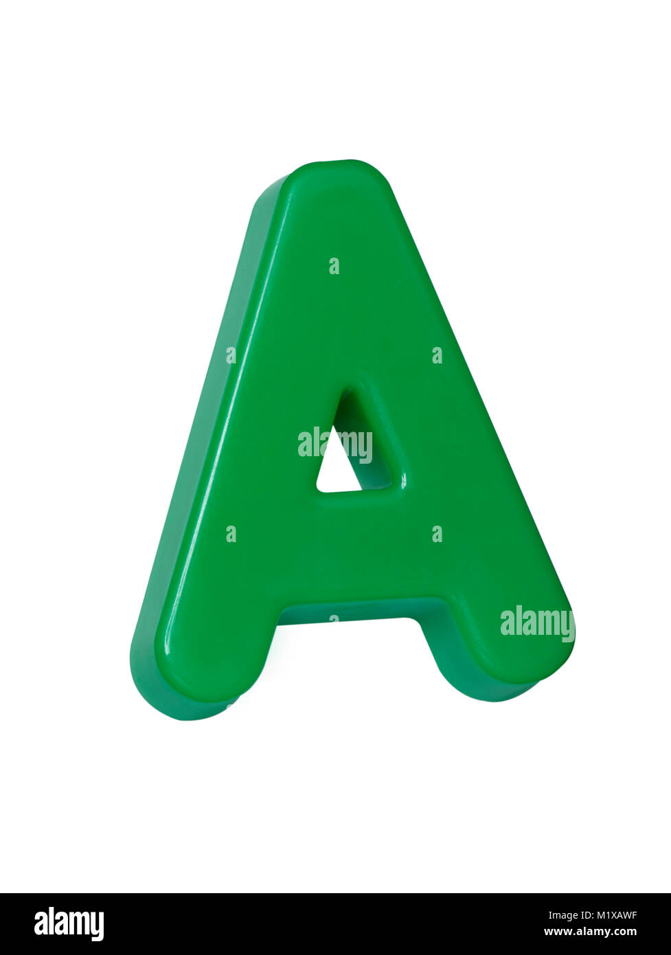 Un recorte de una filmación de plástico verde la letra 'A' Foto de stock