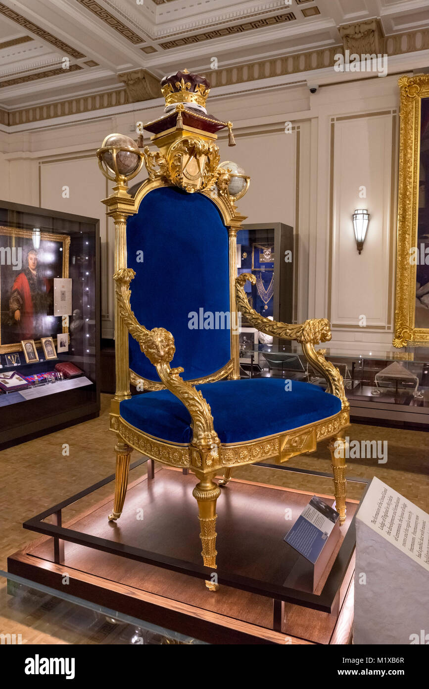 El trono del gran maestro, que data de 1791, en el Freemasons' Hall, Londres, Inglaterra, Reino Unido. Foto de stock