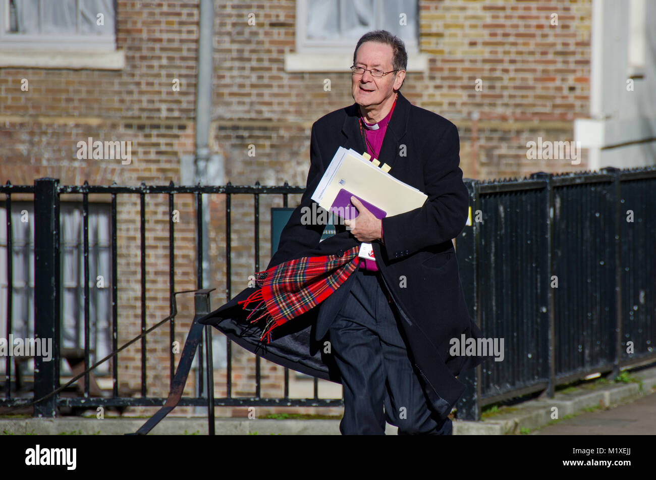 El RT REVD Dr Alastair Redfern, Obispo de Derby, prisas en College Green en Westminster, Jan 2018 Foto de stock