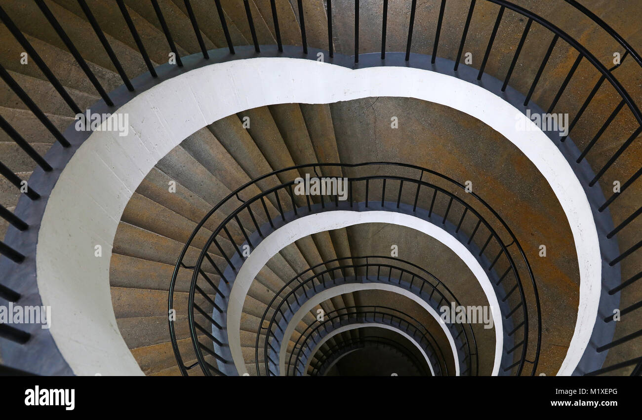 Escalera de caracol con forma curva decreciente perspectiva, un alto ángulo de visualización Foto de stock