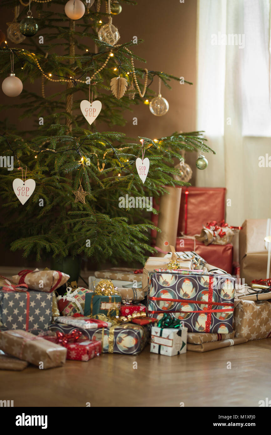 Regalos debajo del árbol de Navidad en Suecia Fotografía de stock - Alamy