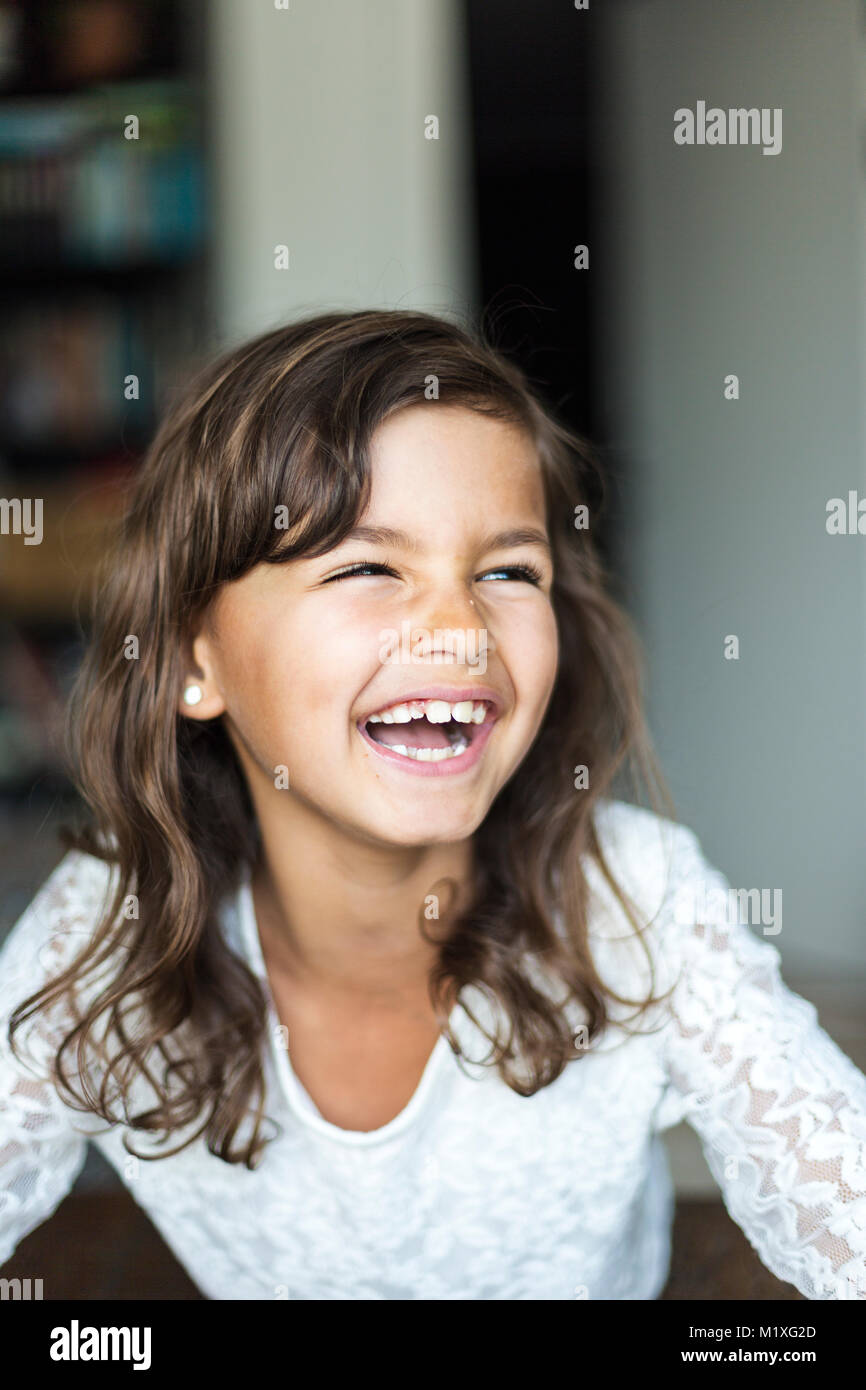 Retrato De Nina Riendo En Suecia Fotografia De Stock Alamy
