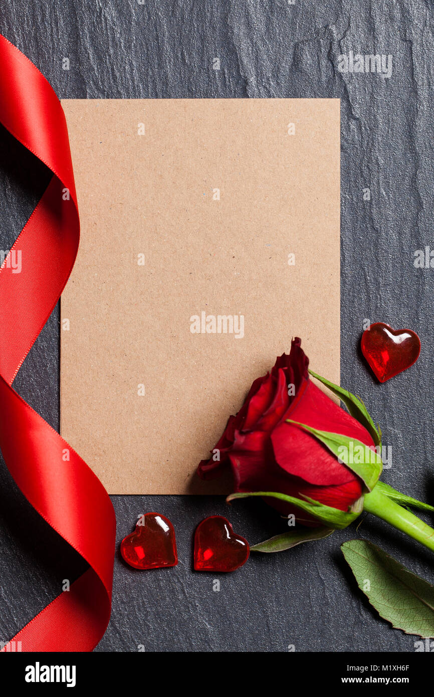 Rosa roja con una tarjeta en blanco para su mensaje Foto de stock