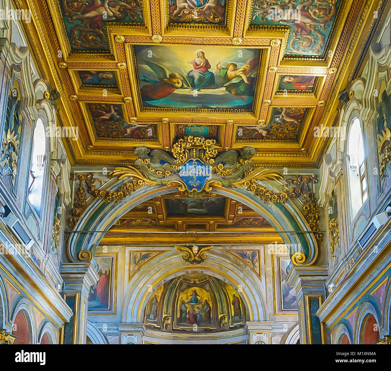 Roma , Italia- Octubre 10, 2017: El interior de la Basílica de San Bartolomé en la Isla Tiberina Foto de stock