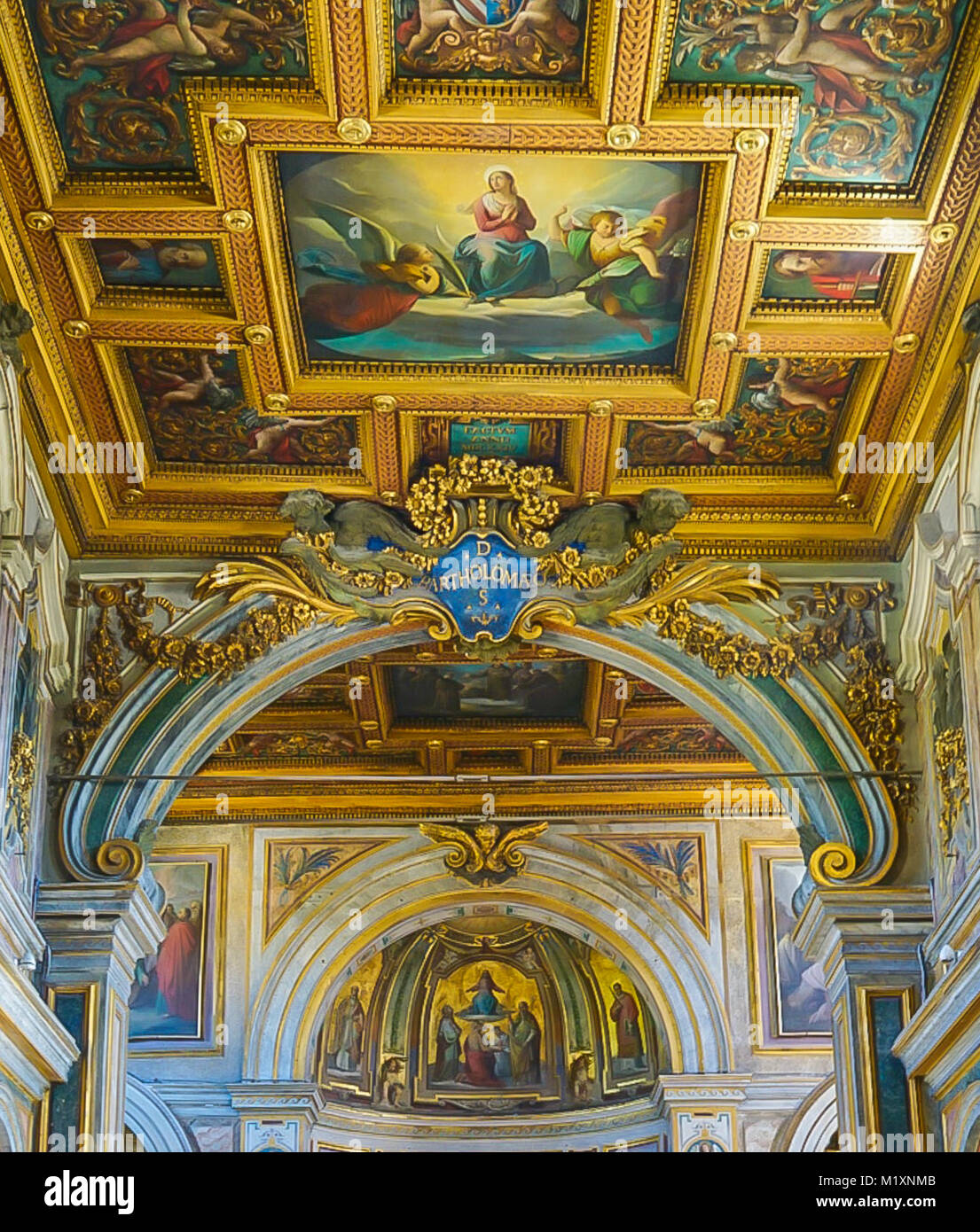 Roma , Italia- Octubre 10, 2017: El interior de la Basílica de San Bartolomé en la Isla Tiberina Foto de stock