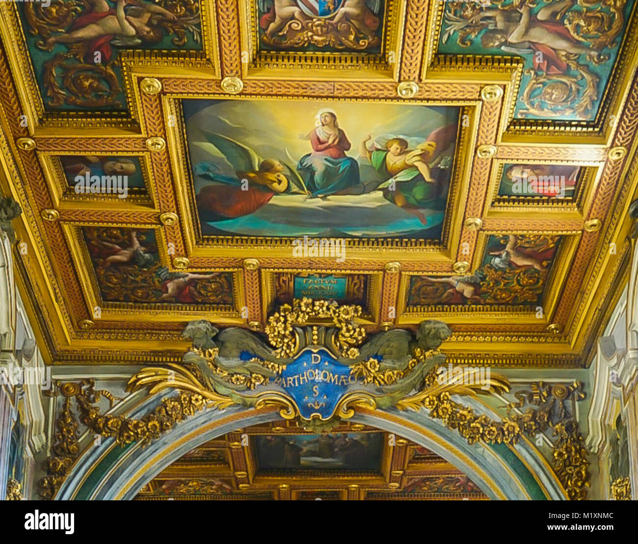Roma , Italia- Octubre 10, 2017: El interior de la Basílica de San Bartolomé en la Isla Tiberina Foto de stock