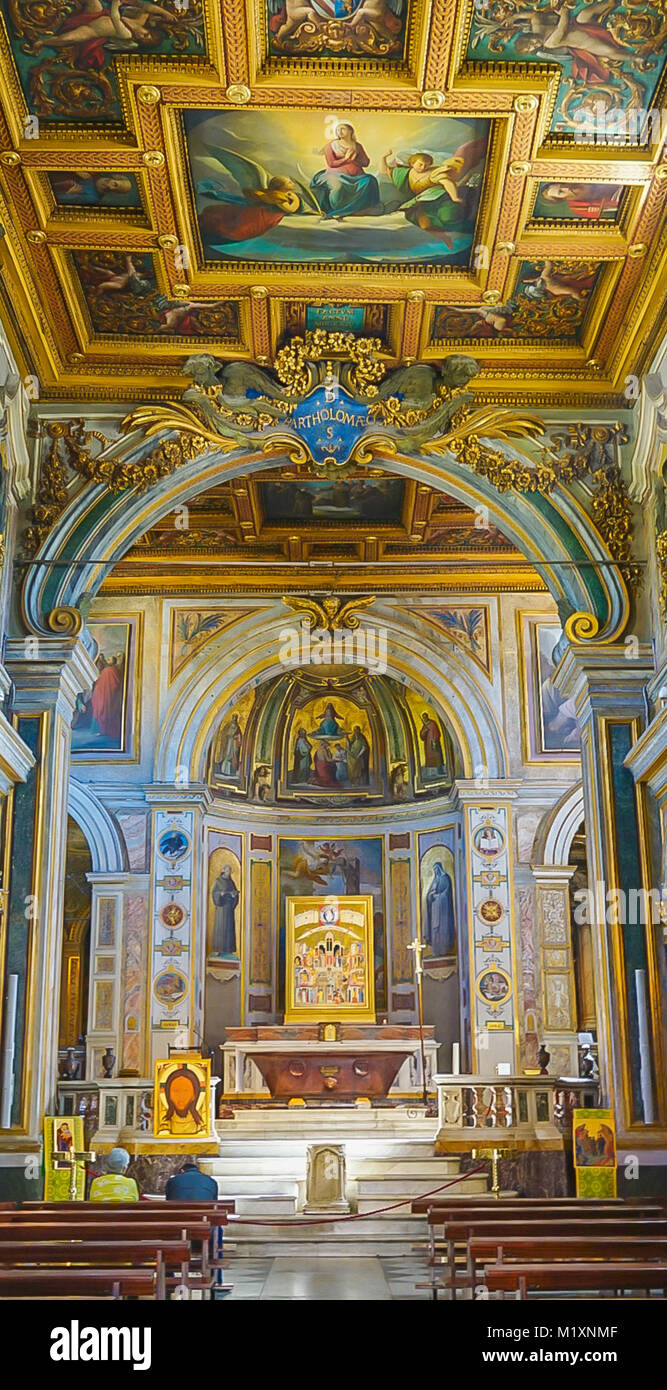 Roma , Italia- Octubre 10, 2017: El interior de la Basílica de San Bartolomé en la Isla Tiberina Foto de stock