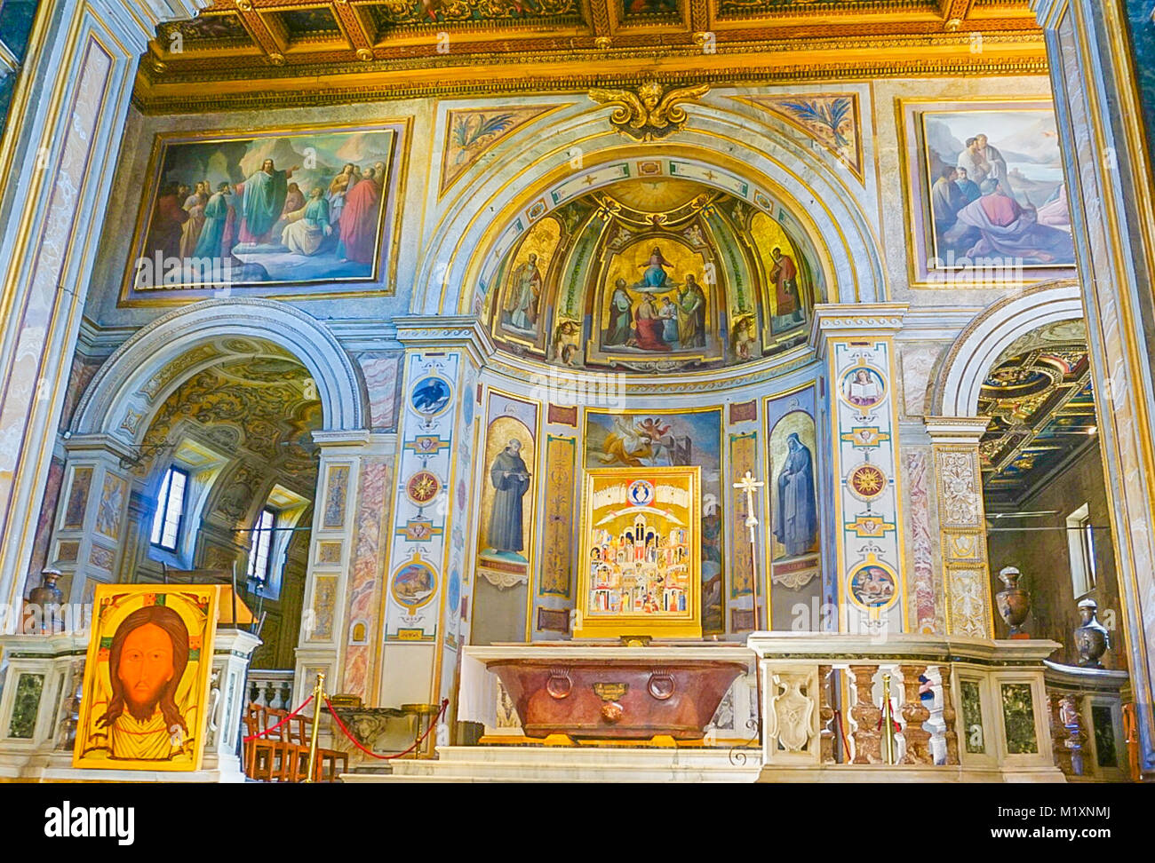 Roma , Italia- Octubre 10, 2017: El interior de la Basílica de San Bartolomé en la Isla Tiberina Foto de stock