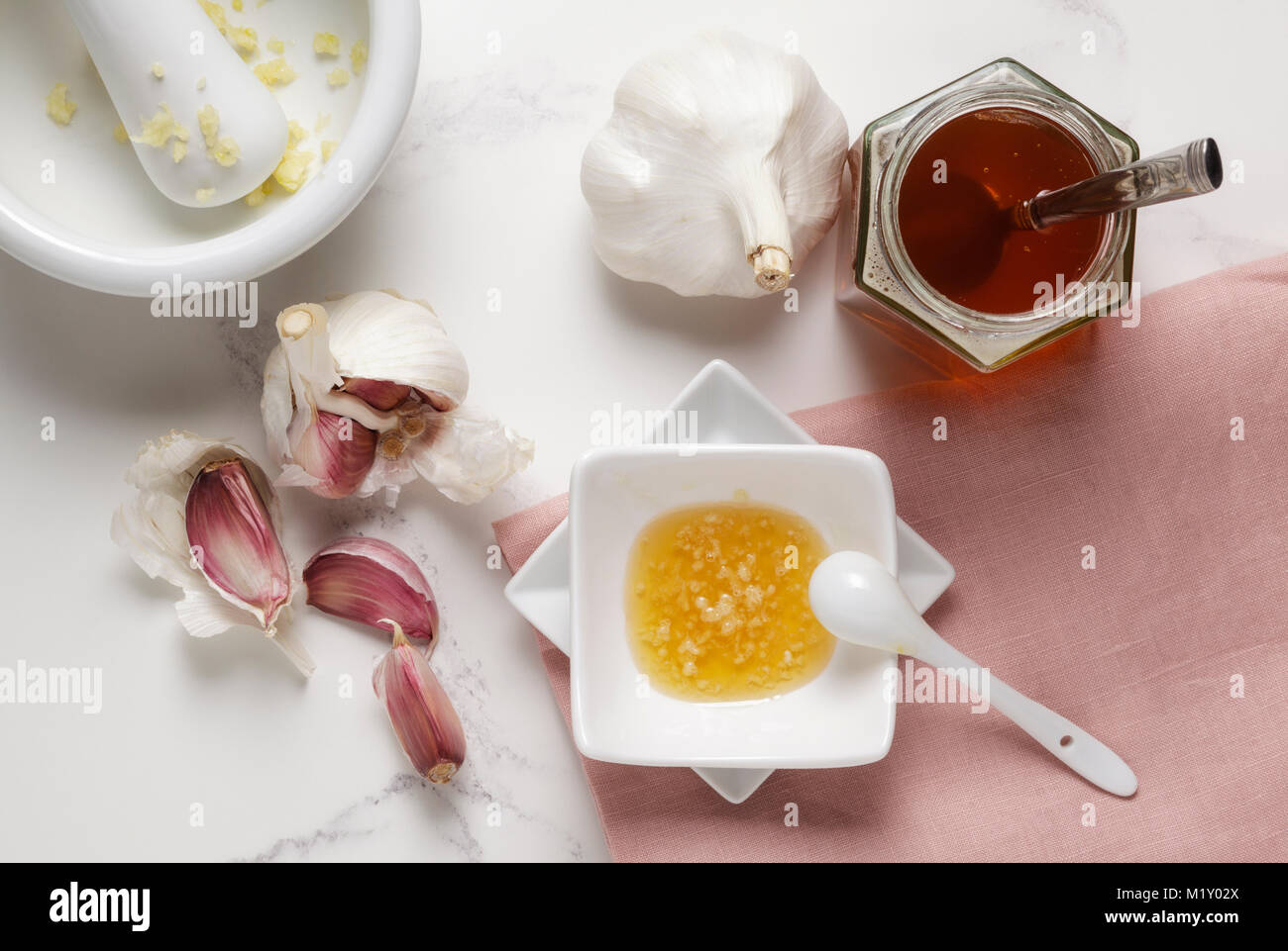 Ajo fresco y miel ,un remedio natural Foto de stock