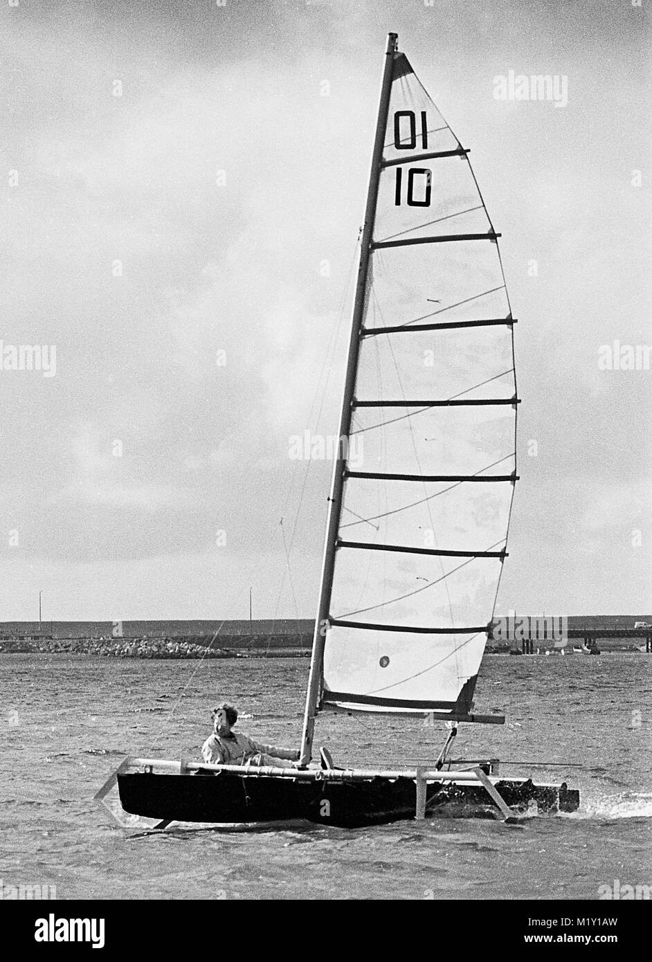 AJAXNETPHOTO. 29ª OCT,1976. PORTLAND, Inglaterra. - Velocidad de Weymouth semana - catamarán hidroala MAYFLY EN VELOCIDAD EN PORTLAND Harbour. Foto:Jonathan EASTLAND/AJAX REF:7629101 X1172 Foto de stock