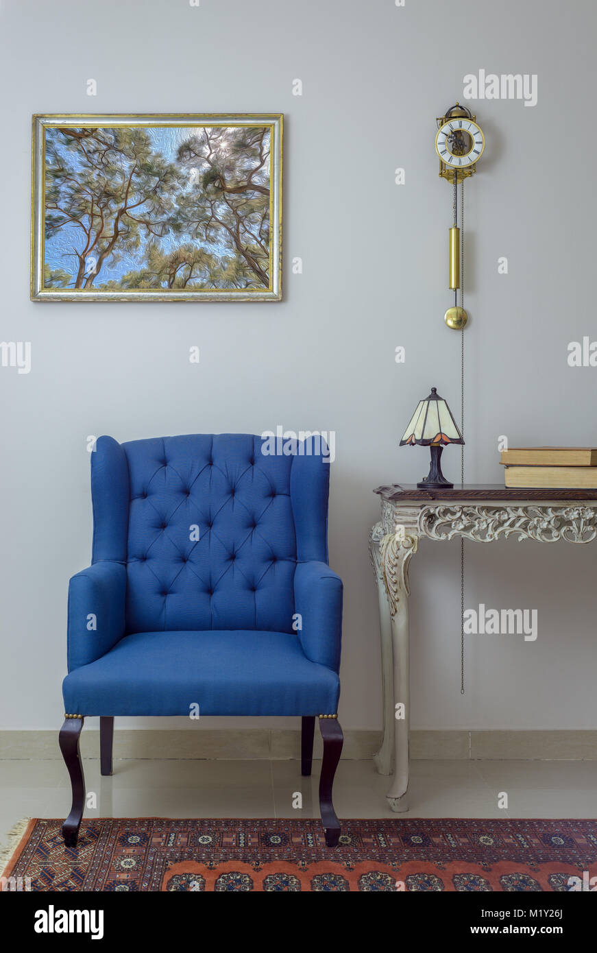 Muebles Vintage - Interior composición del sillón azul retro, vintage beige  madera mesa, lámpara de mesa, libros y reloj de péndulo sobre pared blanca  off Fotografía de stock - Alamy