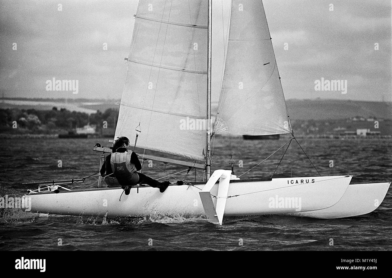 AJAXNETPHOTO. 29ª OCT,1976. PORTLAND, Inglaterra. - Velocidad de Weymouth semana - catamarán hidroala ICARUS EN VELOCIDAD EN PORTLAND Harbour. Foto:Jonathan EASTLAND/AJAX REF:7629101 26188 Foto de stock