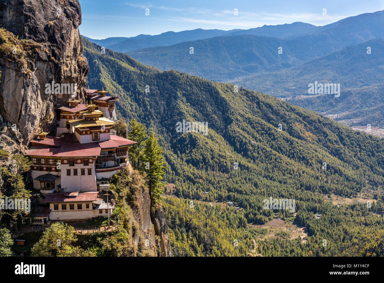 En Paro, Bután. Tiger's Nest monasterio por encima del valle de Paro. Foto de stock