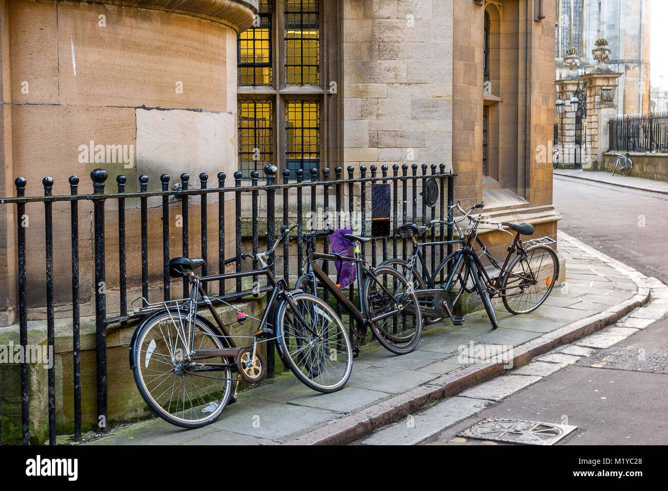 Estudiante bicicletas en las calles en el Kings College de Cambridge. Foto de stock