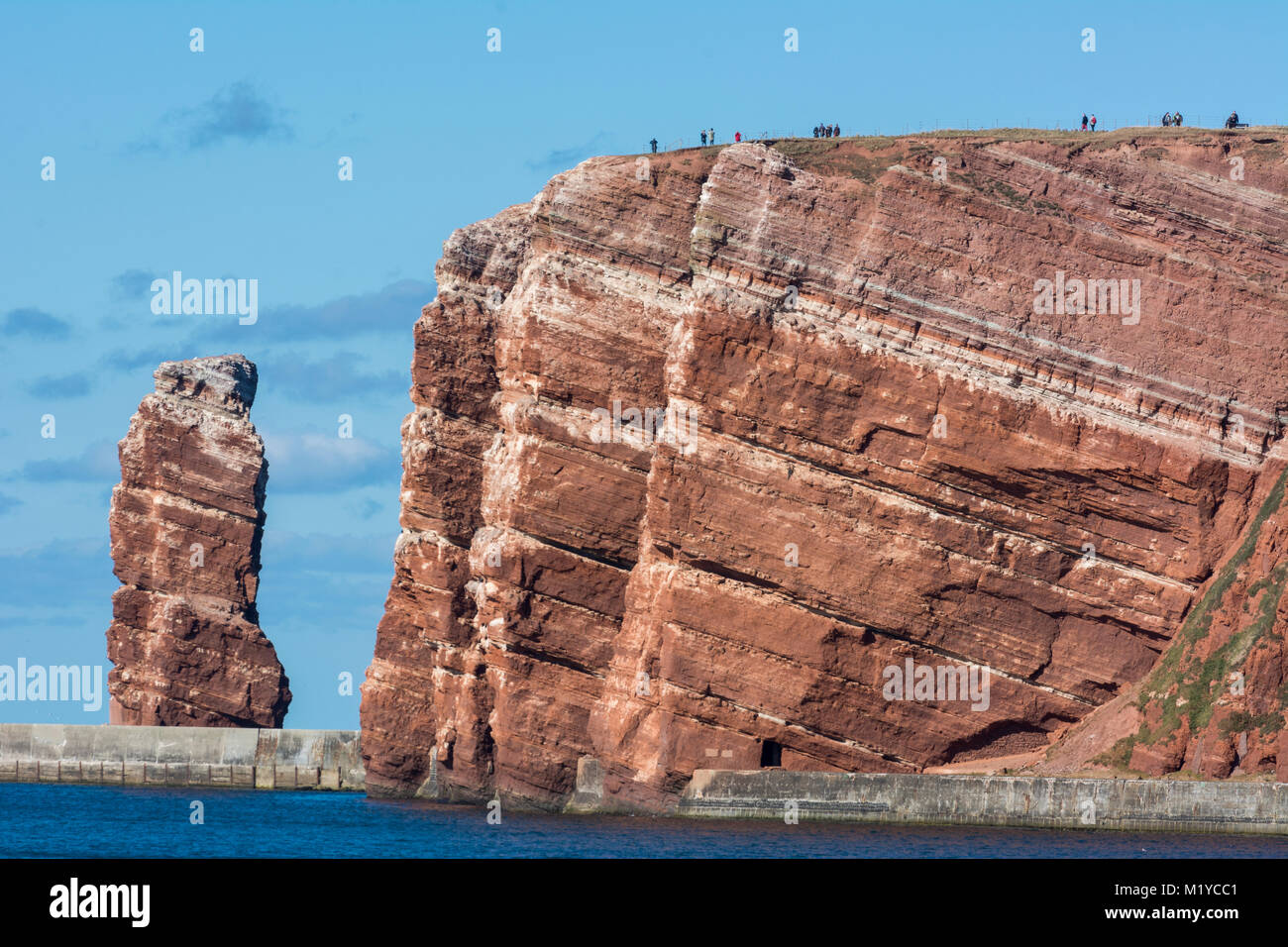Der Helgoländer Felsrücken und die "Lange Anna' von der Küste aus gesehen Foto de stock