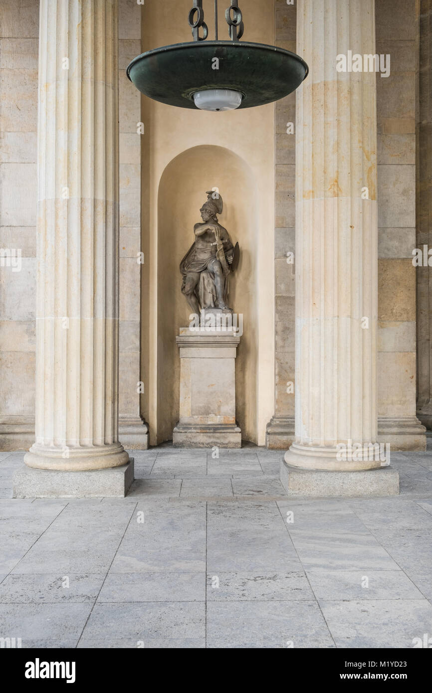 Berlín, Alemania - Enero 2018: escultura histórica del griego antiguo soldado dentro de la Puerta de Brandenburgo en Berlín, Alemania Foto de stock