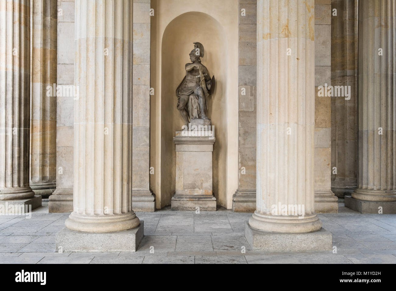 Berlín, Alemania - Enero 2018: escultura histórica del griego antiguo soldado dentro de la Puerta de Brandenburgo en Berlín, Alemania Foto de stock
