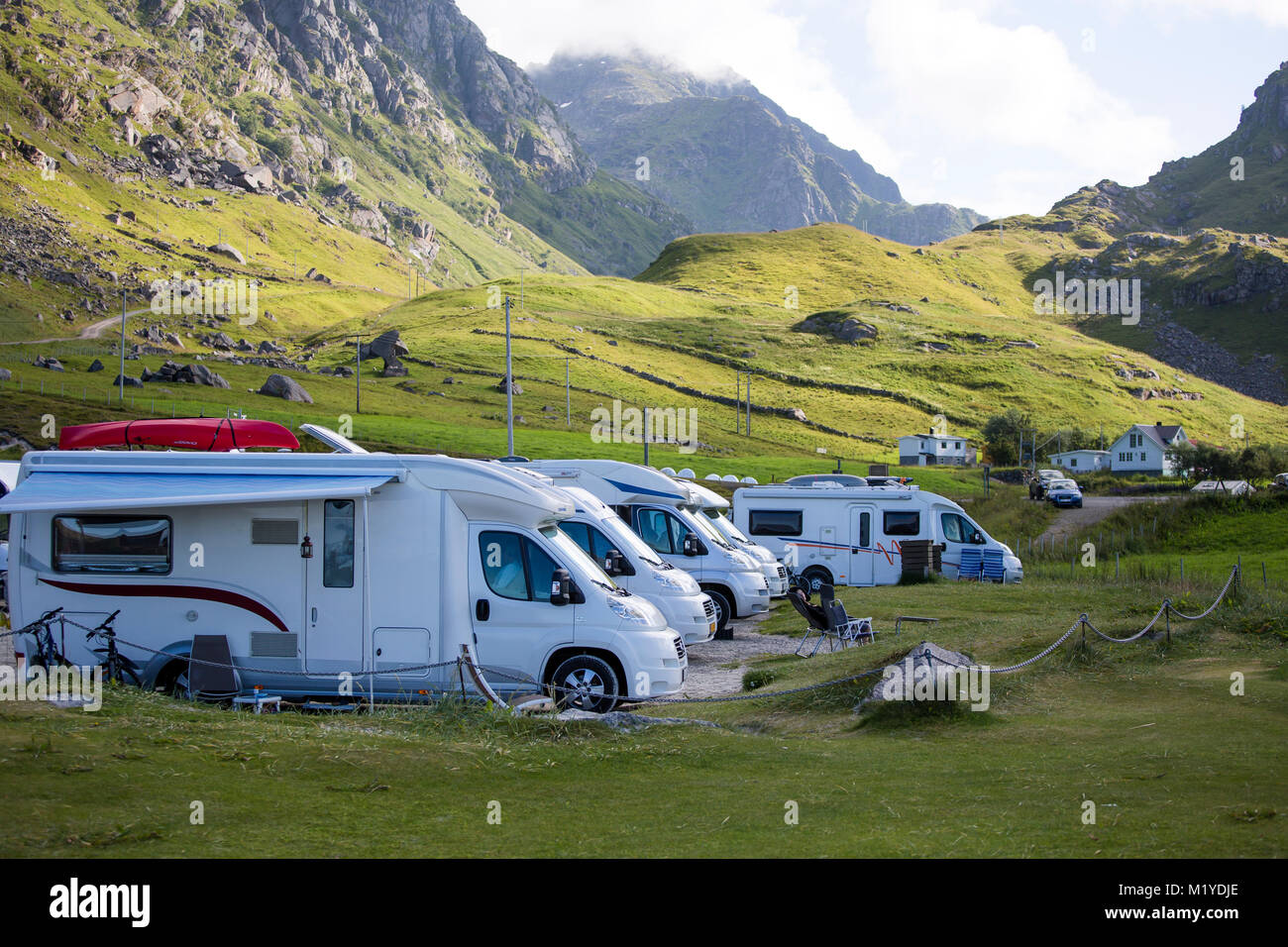 Un número de RV:s o autocaravanas son aparcamiento en el aparcamiento de la playa de Haukland, Lofoten, Noruega. Foto de stock