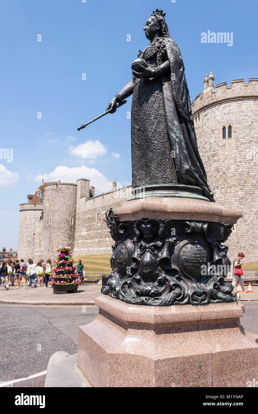 Estatua de la reina Victoria fuera el castillo de Windsor, Windsor, Berkshire, Inglaterra, GB, REINO UNIDO Foto de stock