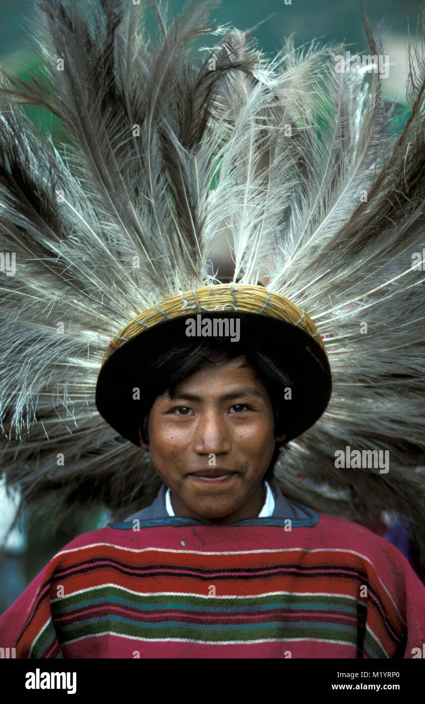 Bolivia. Sucre. Retrato del hombre indio con sombrero de plumas durante el  festival Fotografía de stock - Alamy
