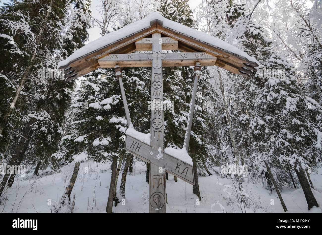 Cruz ortodoxa en la nieve bosque. Rusia, la taiga Arkhangelsk Foto de stock