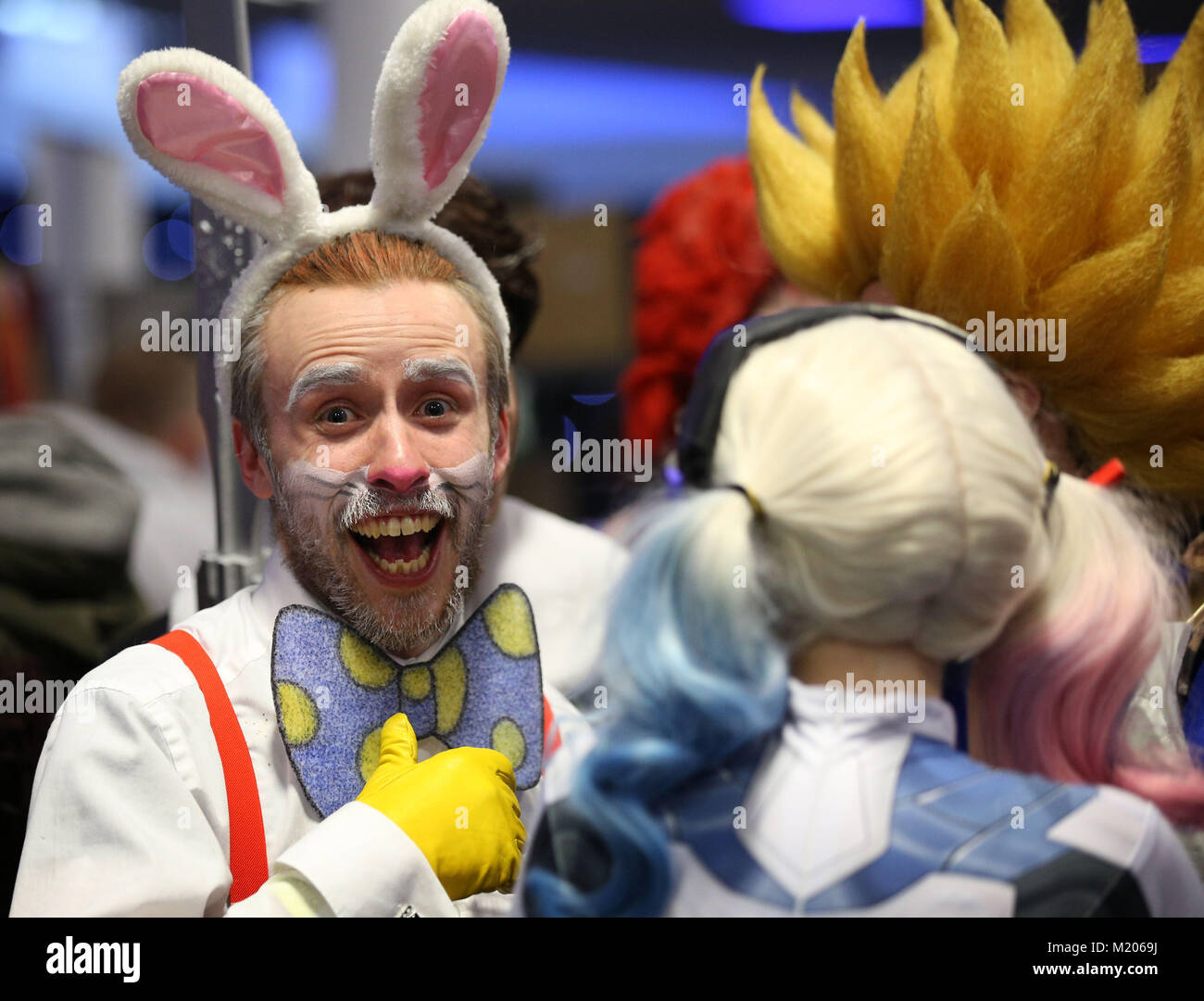 Un hombre vestido con un traje de Roger Rabbit en Edinburgh's Corn Exchange en el primer día de Capital Sci-Fi timo, la cultura pop, cómic y película convención que recauda dinero para niños's Hospice Association (CHA) de Escocia. Foto de stock