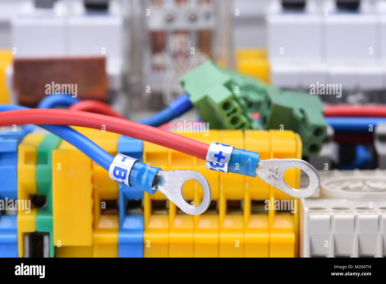 Cable y equipo eléctrico en el armario eléctrico Foto de stock