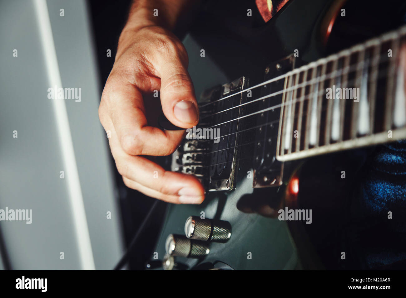 El Hombre Tocando Guitarra Electrica Vista Cercana Muy Poca Profundidad De Campo Imagen Efecto Cinematico Aplicada Fotografia De Stock Alamy