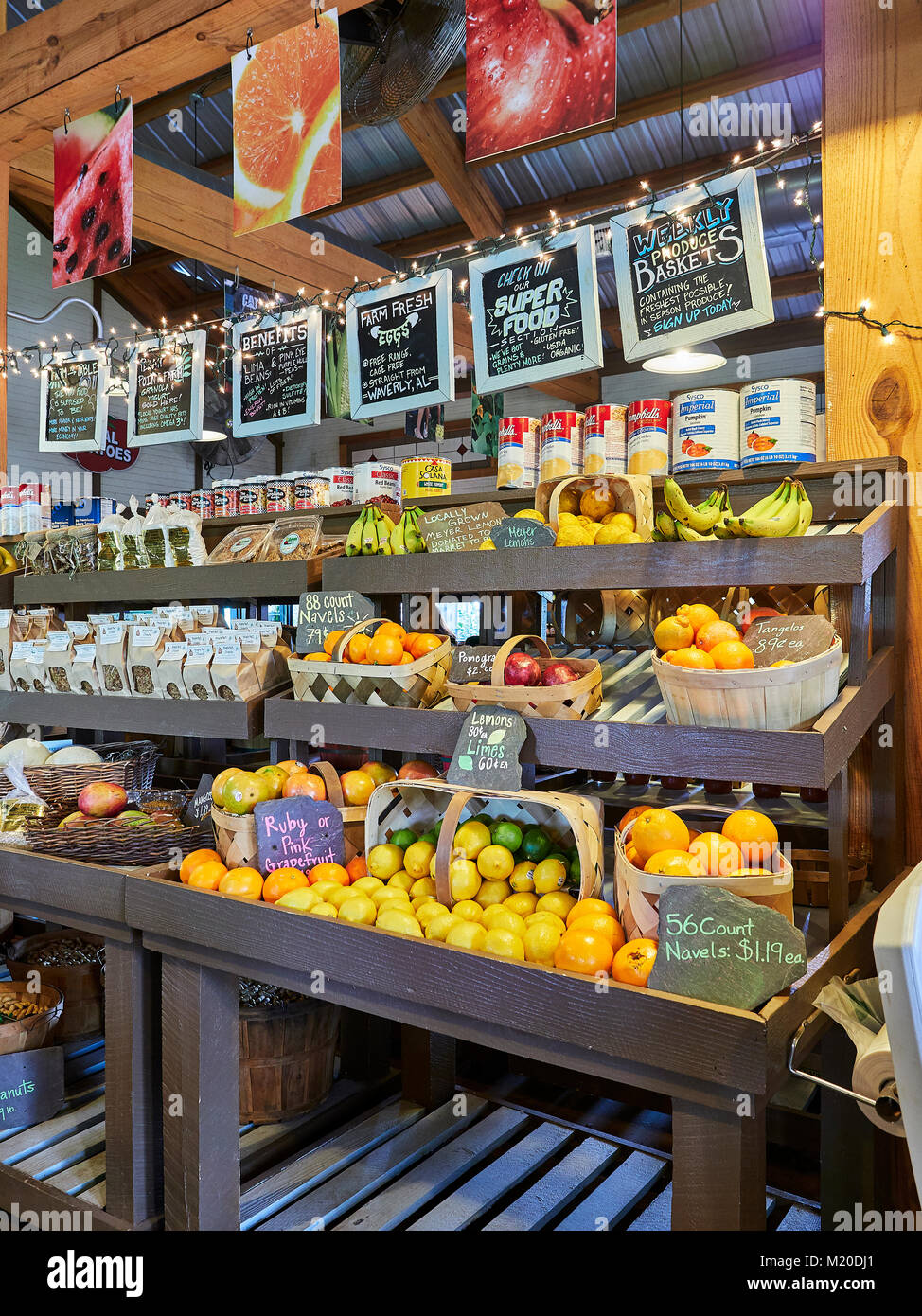 Los estantes con productos frescos del mercado de especialidad con frutas y verduras orgánicas y alimentos especiales en Auburn, Alabama, Estados Unidos. Foto de stock