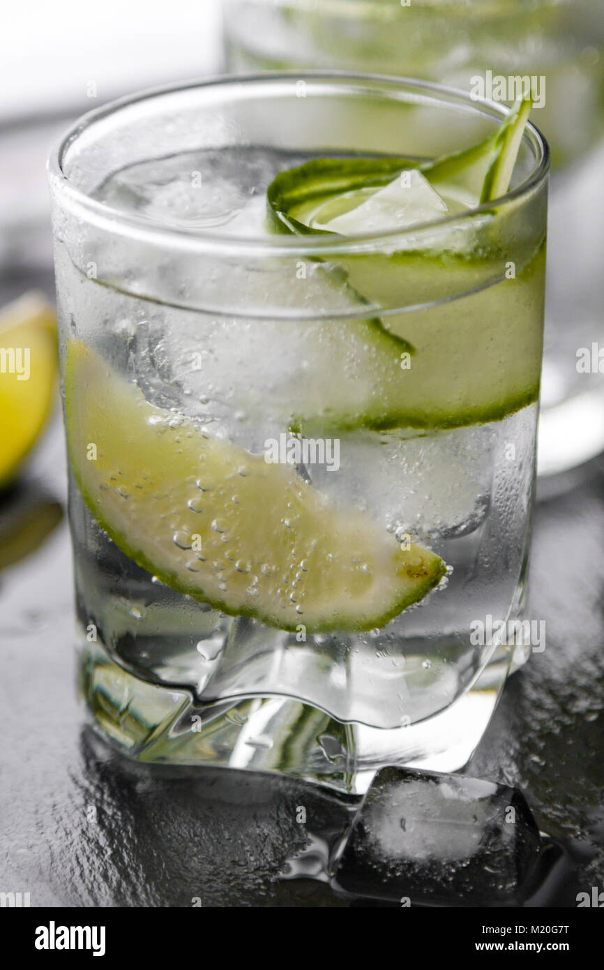 Gin Tonic con pepino, limón y hielo en vidrio Fotografía de stock - Alamy