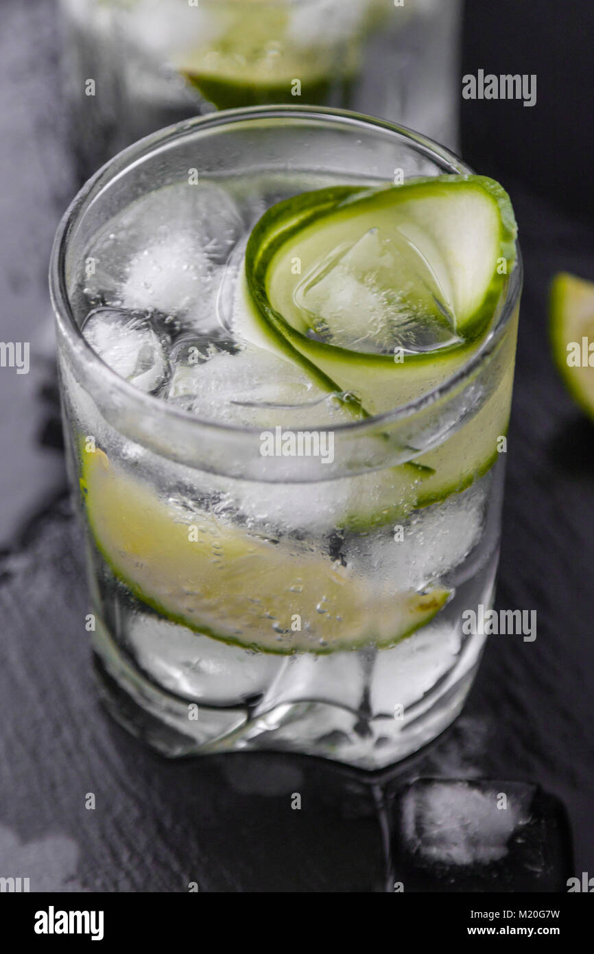 Gin Tonic con pepino, limón y hielo en vidrio Fotografía de stock - Alamy