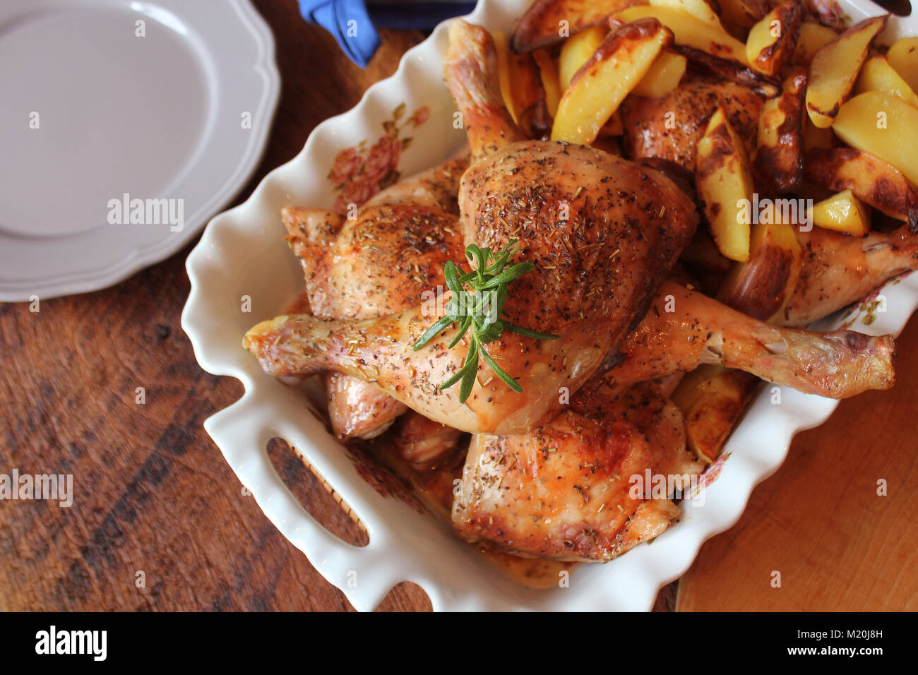 Pierna de pollo asado con patatas, un cuarto para decorar. Vista ... Pierna de pollo asado con patatas, un cuarto para decorar. Vista ...
