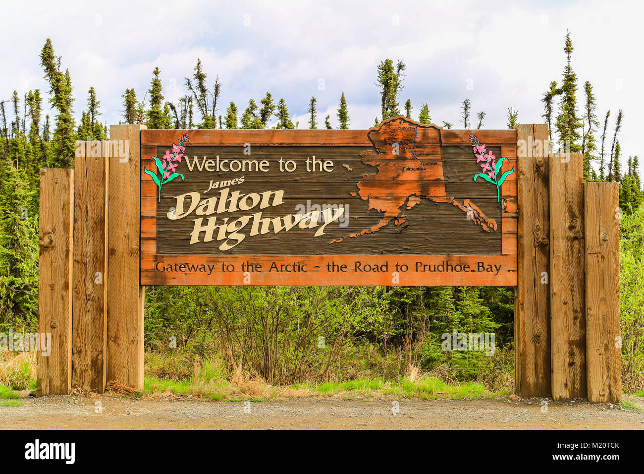Dalton Highway, Alaska, EE.UU. - 24 de mayo de 2017: la Dalton Highway cartel a la entrada de la autopista. Foto de stock