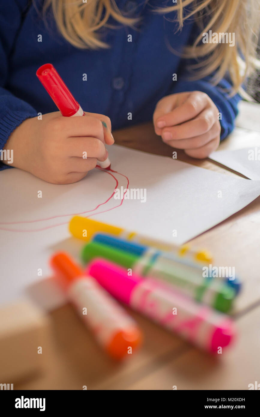 Niña de dibujo con lápices de colores brillantes Foto de stock